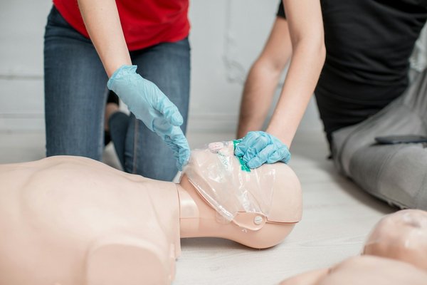 Comment les seniors peuvent-ils utiliser les techniques de respiration alternée pour améliorer leur bien-être ?